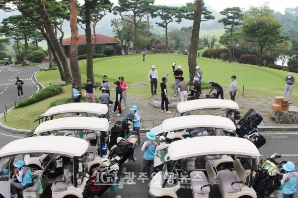 ​제5회 대동포럼의장배 골프대회 등록 후 식사를 마친 대동고 동문들이 삼삼오오 짝을 지어 담소를 나누고 있다.