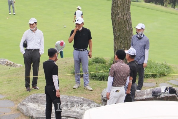 ​제5회 대동포럼의장배 골프대회 등록 후 식사를 마친 대동고 동문들이 삼삼오오 짝을 지어 담소를 나누고 있다. 3회 조운용, 주강열 동문의 모습도 보인다.