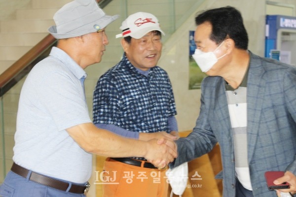 제5회 대동포럼의장배 골프대회에 도착한 3회 윤광국 동문이 1회 윤갑현 동문 등 선배들에게 반갑게 인사하고 있다.