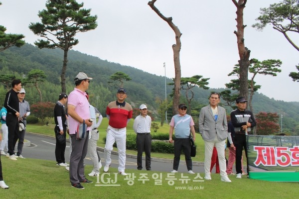 ​제5회 대동포럼의장배 골프대회 시타 순서를 기다리며 담소를 하는 대동고 동문들 모습. 대동포럼 강정구 의장과 민주당 송영길 전 대표의 모습도 보인다.
