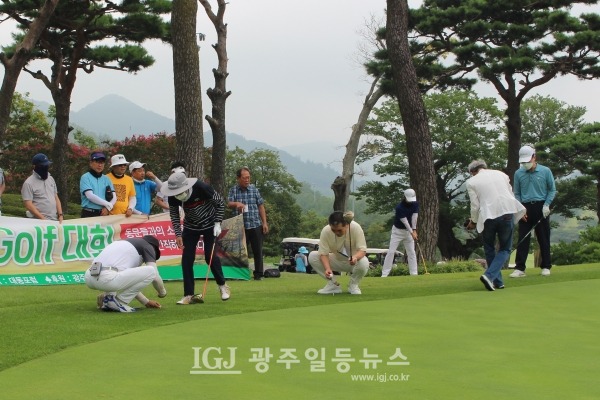 ​제5회 대동포럼의장배 골프대회에서 첫 번째 시타를 마친 후 김홍식‧박정인‧김의철‧박균택 동문이 두 번째 시타를 준비하고 있다.