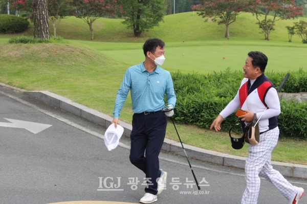 제5회 대동포럼의장배 골프대회에서 시타를 마친 후 얘기를 나누며 이동하는 박균택 전 광주고검장(10회)과 동문 모습.