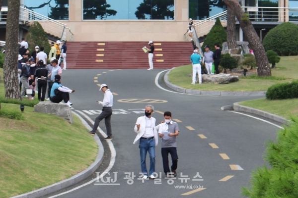 제5회 대동포럼의장배 골프대회에서 시타 후 경기가 시작되자 이동하는 대동포럼의 전병섭 총무위원장과 김한두 홍보위원장.
