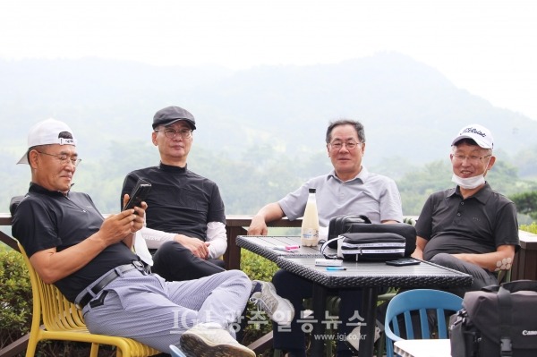 제5회 대동포럼의장배 골프대회에서 경기가 시작되자 맨 마지막 조 차례를 기다리는 3회 동기들 모습. (왼쪽부터) 조운용, 주강열, 황섭, 이배근 동문.