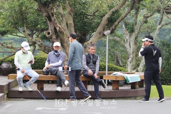 제5회 대동포럼의장배 골프대회에서 대회를 주최한 대동포럼 이일환 대표부의장과 3회 동기인 정선우, 임병률, 윤광국 돔문이 함께하고 있다. 9회 지철호 총괄부위원장이 선배들에게 다가가고 있다.