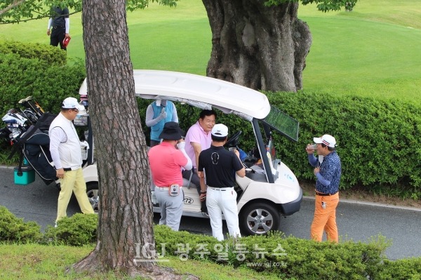 제5회 대동포럼의장배 골프대회에서 경기 시작을 기다리는 동문 선수들 모습. 1회 윤갑현, 2회 이주섭, 6회 송영길.이용표 동문이 차례를 기다리고 있다.