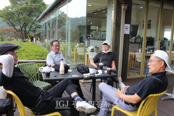 제5회 대동포럼의장배 골프대회에서 맨 마지막 조로 출발하는 3회 동기들이 여유롭게 얘기를 나누고 있다. (왼쪽부터) 주강열, 황섭, 이배근, 조운용 동문.