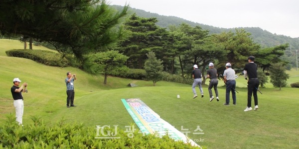 제5회 대동포럼의장배 골프대회에서 맨 마지막에 출발하는 3회 동기들 말 타고 점프하며 사진을 찍고 있다. 김의철 총괄위원장과 김성식 운영위원장이 휴대폰으로 촬영하고 있다.