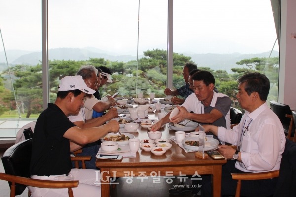 제5회 대동포럼의장배 골프대회를 주최한 대동포럼 강정구 대표의장과 김의철 운영위원장, 이일환 대표부의장, 김성식 운영위원장, 전병섭 총무위원장, 김한두 홍보위원장, 김경록 재무위원장, 윤성연 봉사위원장 등 임원들이 맨 마지막 조가 출발한 뒤 늦은 점심을 하고 있다.