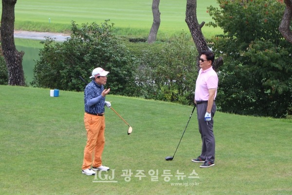 제5회 대동포럼의장배 골프대회에서 9홀을 돌고 휴식을 취한 뒤 다시 출발하면서 1회 윤갑현 전 총동창회장이 6회 송영길 전 민주당 대표에게 뭔가 얘기를 하고 있다.