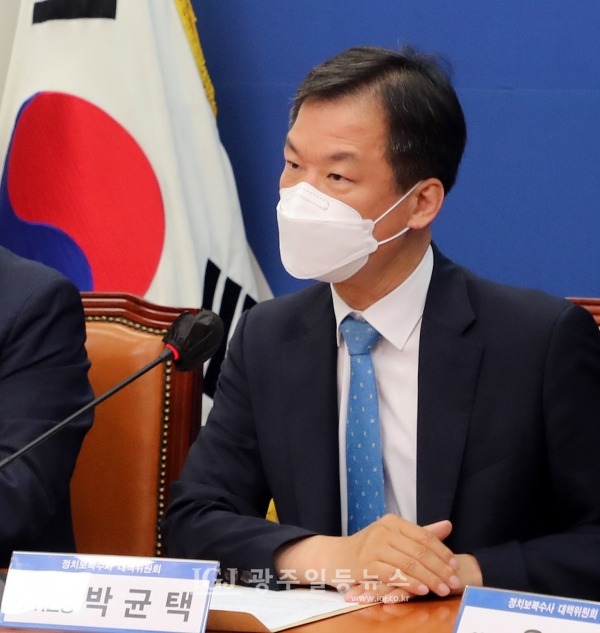 문재인 정부의 첫 법무부 검찰국장 출신으로 광주 고검장을 지낸 더불어민주당 정치보복수사대책위원회 박균택 부위원장이 7월 18일 2차 회의에서 발언을 하고 있다.