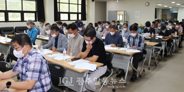 임곡초중학교 총동문회 2022년도 제2차 이사회에서 회의에 열중하는 모습.