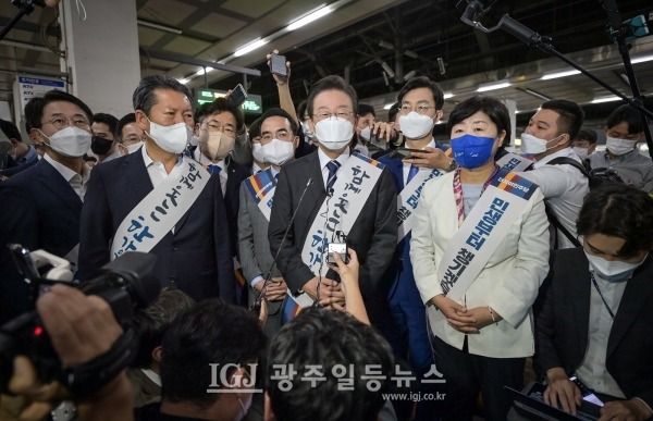 더불어민주당 이재명 대표가 박홍근 원내대표 등 지도부와 함께 2022. 9. 8일 용산역에서 추석 귀성 인사를 하고 난 뒤 기자간담회를 하고 있다.