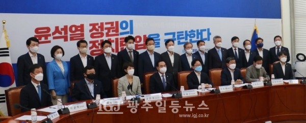 더불어민주당 정치탄압대책위원회(위원장 박범계) 제1차 전체회의 후 위원들이 기념 촬영을 하고 있다. 앞줄 맨 왼쪽이 부위원장으로 영입된 박균택 전 광주 고검장.