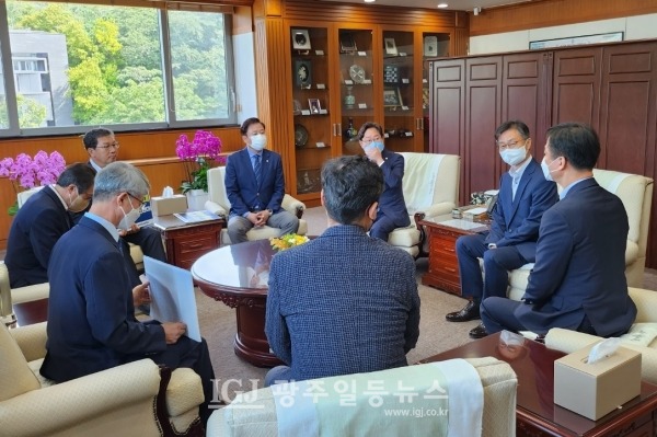 더불어민주당 '윤석열 정권 정치탄압대책위원회' 박균택 부위원장(맨 오른쪽)의 발언을 박범계 위원장과 송갑석 부위원장 등이 귀담아 듣고 있다.