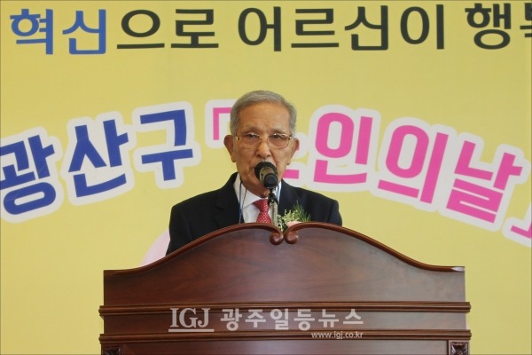 대한노인회 광주광역시연합회 광산구지회 유한봉 회장이 27일 '2022 광산구 노인의 날 기념식' 인사말에서 박균택 변호사를 소개하며 자문 변호사를 맡기로 했다고 밝혔다.