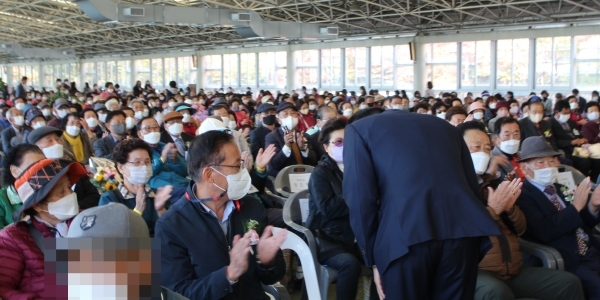 대한노인회 광주광역시연합회 광산구지회 유한봉 회장이 27일 '2022 광산구 노인의 날 기념식' 인사말에서 박균택 변호사를 소개하자 박균택 변호사가 어르신들에게 깊숙히 허리 굽혀 인사를 하고 있다. 바로 옆에 광산구의회 국강현 의원이 박수를 보내고 있다.