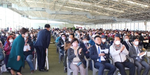 대한노인회 광주광역시연합회 광산구지회 유한봉 회장이 27일 '2022 광산구 노인의 날 기념식' 인사말에서 박균택 변호사를 소개하자 박균택 변호사가 어르신들에게 인사를 하고 있다. 앞줄에 박병규 광산구청장, 광산구의회 김태완 의장과 윤혜영 부의장 등이 자리하고 있다.