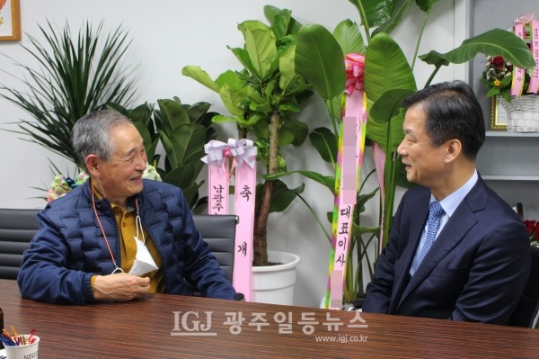 축하 방문한 고교 은사와 함께하는 박균택 변호사 모습. 광주대동고 은사인 송자섭 선생님이 박 변호사를 흐뭇하게 바라보며 격려하고 있다. 박 변호사는 검찰 재직 중에 광주에서 근무할 때는 매년 스승의 날에 은사님을 모시고 식사대접을 하며 스스의 은혜를 기려왔다..