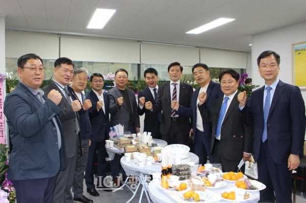 박균택 변호사의 모교인 광주 대동고 총동문회 이용표 회장 등 동문들도 「법무법인 광산」의 개소를 축하하며 박 변호사와 함께 화이팅을 외치고 있다.