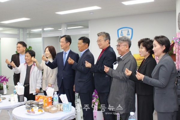 「법무법인 광산」의 개소를 축하하기 위해 왕림한 광산구 유력인사들이 박균택 변호사와 함께 기념 촬영을 하고 있다. 박균택 변호사와 부인 이병희 여사, 조광수 목사, 전선영 전 광산구 여성단체협의회장 등 인사들이 함께하고 있다.