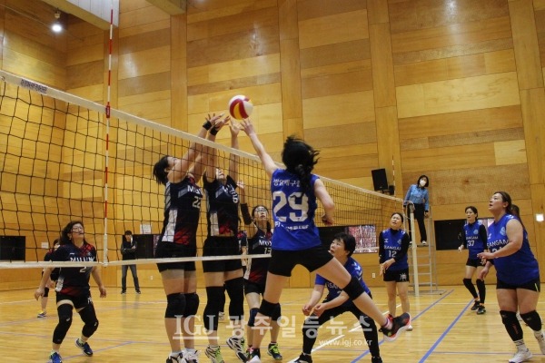 제14회 광주비아농협장기배구대회 여자부 경기가 열리는 첨단다목적체육관에서 여자클럽부 쌍암클럽과 무진클의 경기에서 네트 위에서 볼을 다투고 있다.