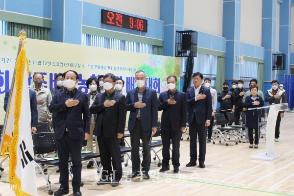 제14회 광주비아농협장기배구대회 개회식에서 국기에 대한 경례를 하는 내빈들 모습.