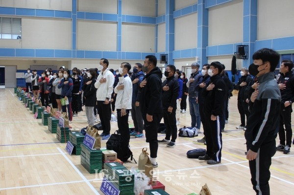 제14회 광주비아농협장기배구대회 개회식에서 국기에 대한 경례를 하는 참가 선수들 모습.