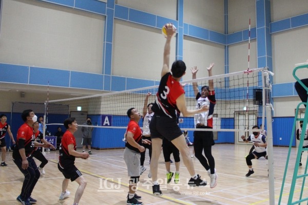 제14회 광주비아농협장기배구대회 남자중년부 경기 스카이클럽과 쌍암클럽 경기에서 스카이의 박선일 선수가 공격을 하고 있다.