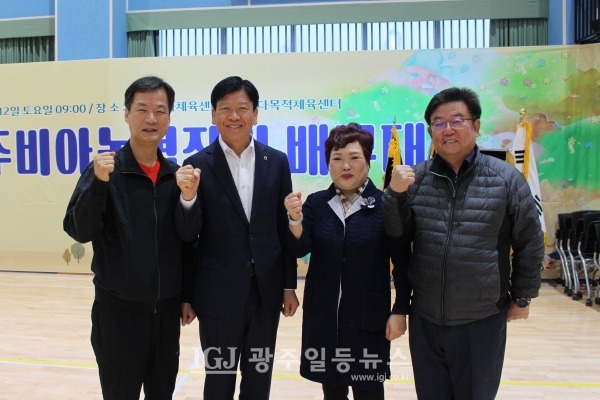 제14회 광주비아농협장기배구대회 개회식을 마친 후 대회장인 박흥식 비아농협조합장과 류택열 이사, 광산구배구협회 신성선 회장과 박균택 변호사가 기자의 요청으로 포즈를 취하고 있다.