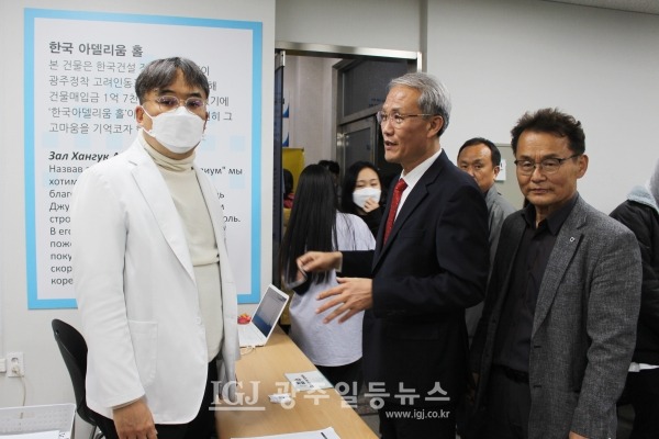 광주 대동고 7회 졸업 40주년 기념행사추진위원회 전병섭 추진위원장과 7회 동창회 송영근 총무가 고려인마을 우크라이나 난민을 돕기 위한 성금을 광주 새날학교 이천영 교장에게 전달한 뒤 진료 중이던 고려인 광주진료소 김종선 원장(왼쪽)과 인사를 나누고 있다.