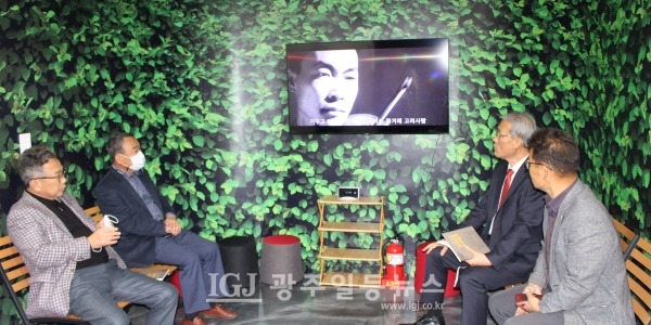 ​광주 대동고 7회 동창회가 졸업 40주년을 기념해 고려인마을 우크라이나 난민을 돕기 위한 성금을 광주 새날학교 이천영 교장에게 전달한 뒤 고려인문화원에서 '고려아리랑'을 시청하고 있다.