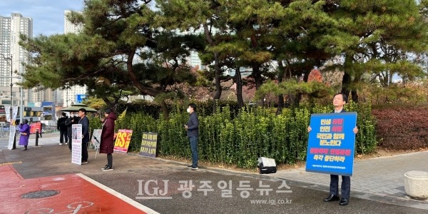 「법무법인 광산」 박균택 대표 변호사(더불어민주당 검찰독재정치탄압대책위원회 부위원장)가 용산 대통령실 입구의 전쟁기념관 앞에서 1인 시위를 하고 있다.