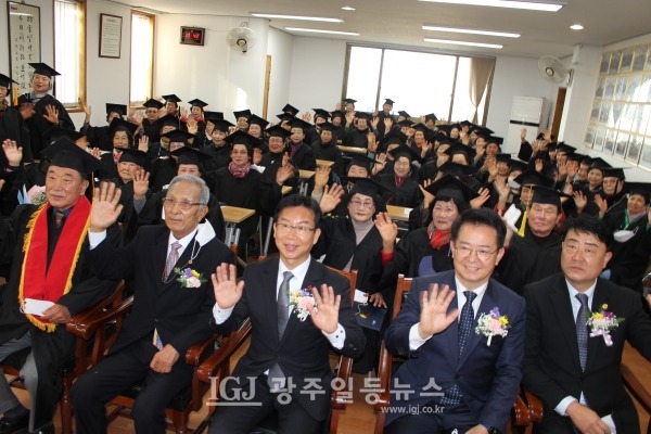 광산구 노인대학 제35기 졸업식을 마친 후 기념 촬영을 하는 모습. (앞줄 왼쪽부터) 임중석 노인대학장, 유한봉 노인회장, 박병규 광산구청장, 이용빈 국회의원, 김태완 광산구의회 의장과 졸업생들이 함께 손을 흔들고 있다.
