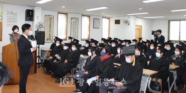 박병규 광산구청장이 광산구 노인대학 제35기 졸업식에서 축사를 하고 있다.