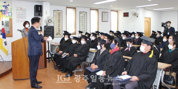 광산구 노인대학 제35기 졸업식에서 이용빈 국회의원이 축사를 하고 있다.