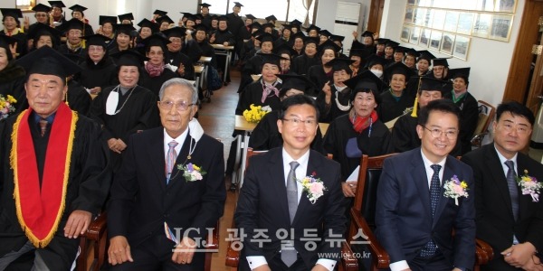 광산구 노인대학 제35기 졸업식을 마친 후 기념 촬영 모습. (앞줄 왼쪽부터) 임중석 학장, 유한봉 회장, 박병규 광산구청장, 이용빈 국회의원, 김태완 광산구의회 의장.