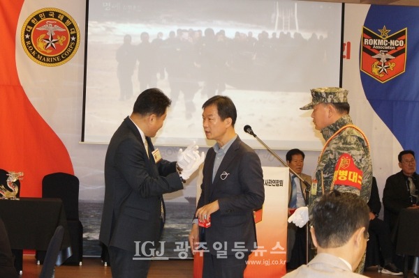 더불어민주당 검찰독재정치탄압대책위원회 부위원장인 「법무법인 광산」의 박균택 대표 변호사(가운데)가 17일 오후 6시 광주광역시 해병대 부사관 연합회 7‧8대 한양기 회장과 제9대 전민수 회장 이‧취임식에 참석해 전민수 취임 회장(왼쪽)과 이야기를 나누고 있다.