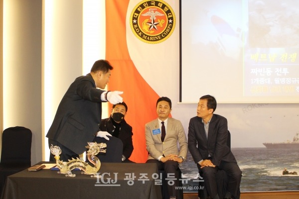 17일 오후 6시 광주광역시 해병대 부사관 연합회 7‧8대 한양기 회장과 제9대 전민수 회장 이‧취임식에 참석한 더불어민주당 검찰독재정치탄압대책위원회 부위원장 「법무법인 광산」의 박균택 대표 변호사가 전민수 회장으로부터 행사에 대한 설명을 듣고 있다. (왼쪽부터) 전민수 회장, 서기만 전 광주시해병대연합회장, 조형준 국제로타리 3710지구 차기 총재, 문재인 정부 법무부 검찰국장과 광주 고검장을 지낸 박균택 변호사.