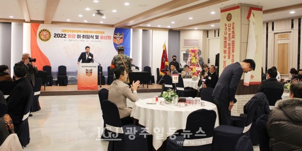 17일 오후 6시 광주광역시 해병대 부사관 연합회 7‧8대 한양기 회장과 제9대 전민수 회장 이‧취임식에 참석한 더불어민주당 검찰독재정치탄압대책위원회 부위원장 「법무법인 광산」의 박균택 대표 변호사가 소개되자 참석 해병들이 박수로 환영하고 있다. 왼쪽에는 이를 촬영하는 광주일등뉴스 박부길 대표의 모습도 보인다.