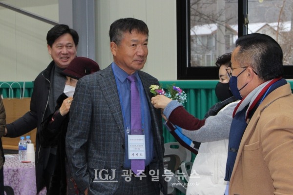 임곡초‧중학교 총동문회 제7대 김태수 회장과 제8대 기세도 회장 이‧취임식이 시작하기 전 기세도 취임 회장에게 흉화를 꼽아주고 있다.