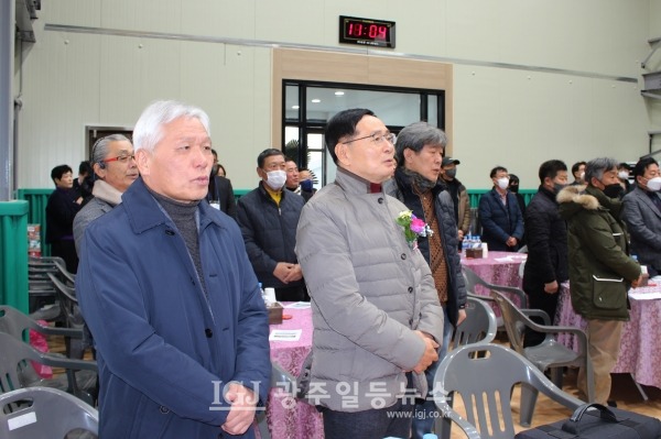 임곡중학교 28회 동창회 최현기 부회장(왼쪽)과 장운기 회장(오른쪽)이 임곡초‧중학교 총동문회 제7대 김태수 회장과 제8대 기세도 회장 이‧취임식 국민의례에서 애국가를 제창하고 있다.