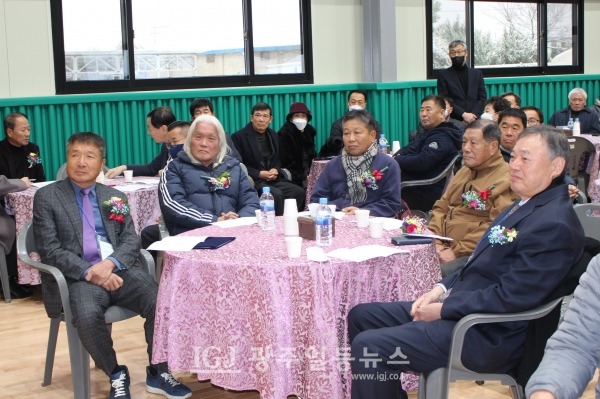 임곡초‧중학교 총동문회 제7대 김태수 회장과 제8대 기세도 회장 이‧취임식에서 참석자들이 오병채 명예회장의 격려사를 경청하고 있다.