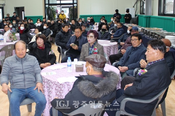 임곡초‧중학교 총동문회 제7대 김태수 회장과 제8대 기세도 회장 이‧취임식에서 참석자들이 오병채 명예회장의 격려사를 경청하고 있다.