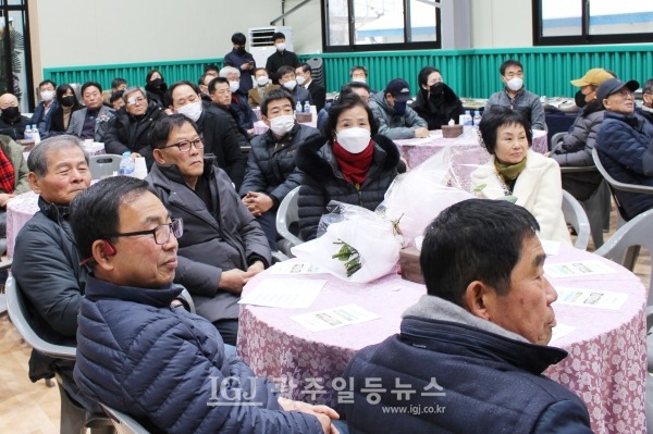 취임하는 기세도 회장 동기(임곡초 46회‧임곡중 27회)들 모습.