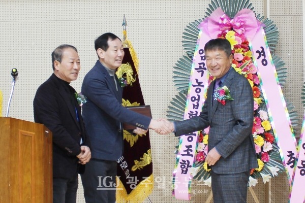 임곡초‧중학교 총동문회 제7대 김태수 회장과 제8대 기세도 회장 이‧취임식에서 취임하는 기세도 회장이 이임하는 김태수 회장과 백찬수 사무총장에게 감사패를 전하며 환하게 웃고 있다.