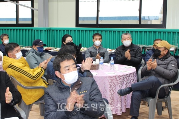 임곡초‧중학교 총동문회 제8대 기세도 회장이 취임사를 하는 동안 동기들이 박수로 화답하고 있다.