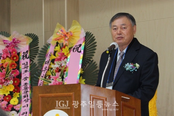 임곡초‧중학교 총동문회 제7대 김태수 회장과 제8대 기세도 회장 이‧취임식에서 축사를 하는 임곡초‧중학교 총동문회 제3대 기재인 회장.