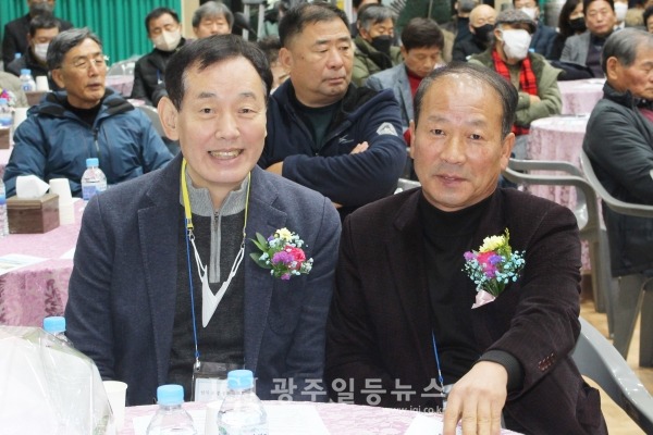 이임하는 임곡초‧중학교 총동문회 제7대 김태수 회장과 백찬수 사무총장 모습.