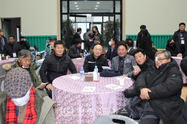 임곡초‧중학교 총동문회 제7대 김태수 회장과 제8대 기세도 회장 이‧취임식에서 우연히 한 테이블에 '행주 기씨'들만 앉아 있어서 한 컷.